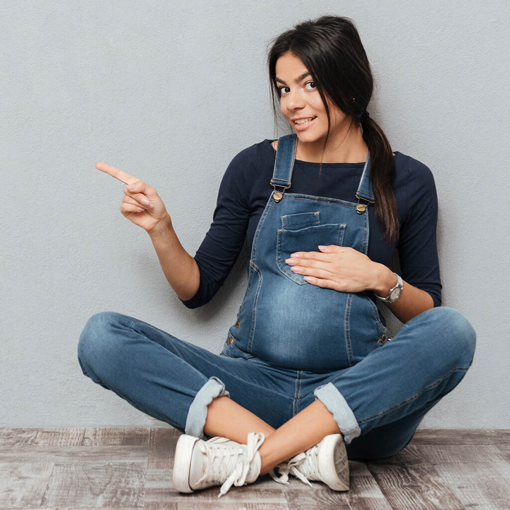 Kobieta w ciąży, młoda. Zaleca noszenie kompresji.