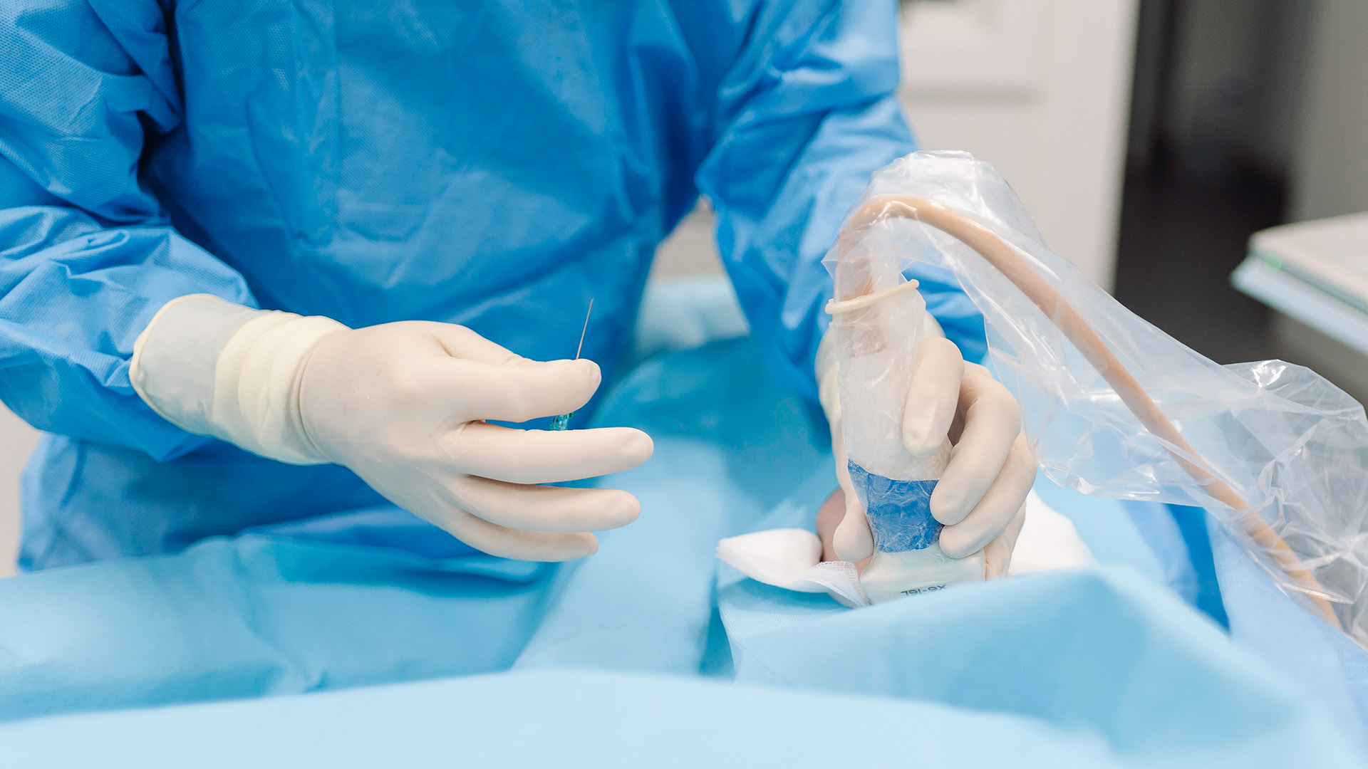 Flebolog z Kliniki Flebologii zakłada dostęp naczyniowy pod USG.