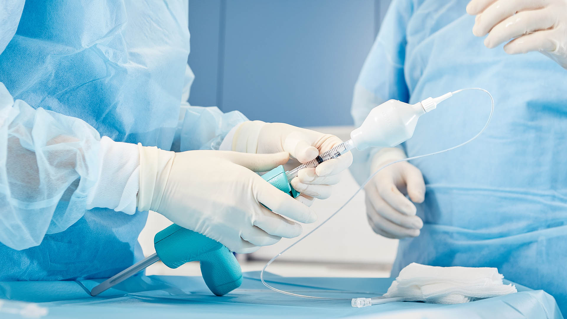 Zabieg klejenia żył w Klinice Flebologii.