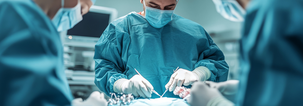 Chirurdzy w czasie operacji żylnej.