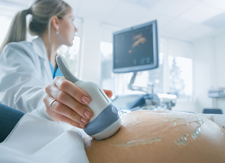Badanie USG wykonywane u kobiety w ciąży przez lekarkę.