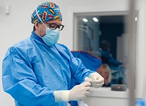 Flebolog Cezary Szary. Zabieg embolizacji żylnej. Klinika Flebologii.