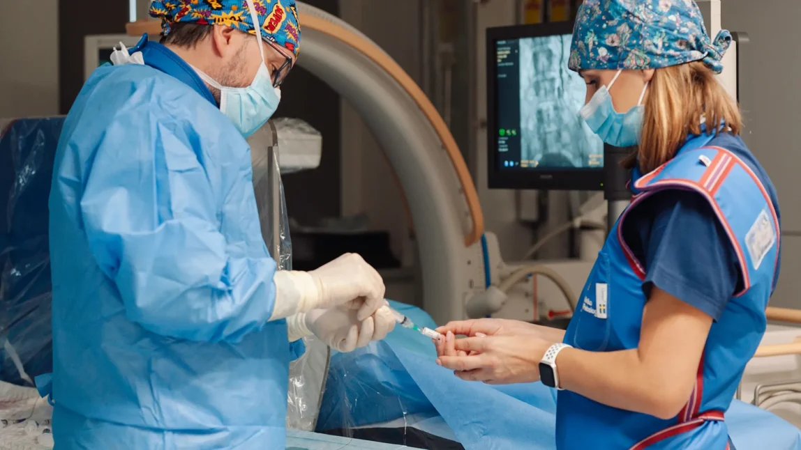 Embolizacja żylna. Zabieg w Pracowni Naczyniowej Kliniki Flebologii. Dr Cezary Szary