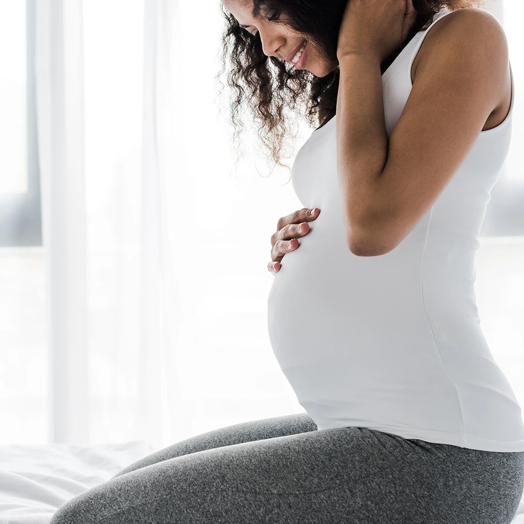 Ciężarna kobieta trzymająca brzuch – obrzęki kończyn dolnych w ciąży związane z niewydolnością żylną. Klinika Flebologii – leczenie obrzęków nóg w ciąży.