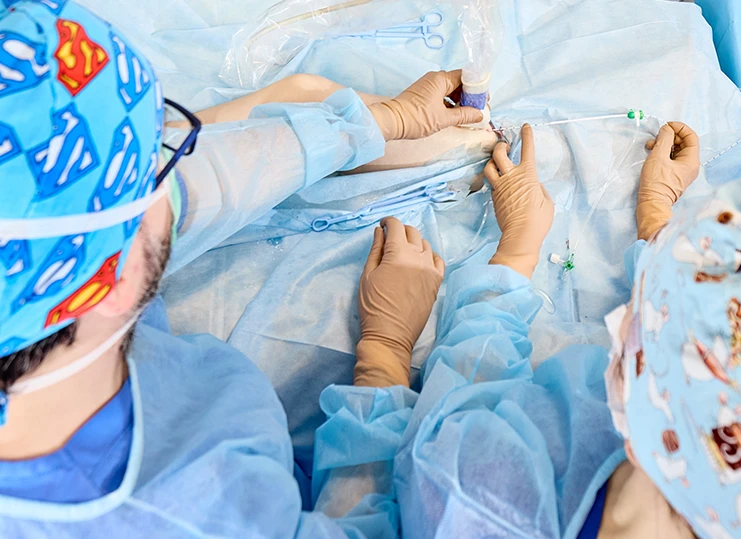 Zabieg laserowej ablacji wewnątrzżylnej. ELVeS 1470 nm. Klinika Flebologii. Leczenie żylaków.