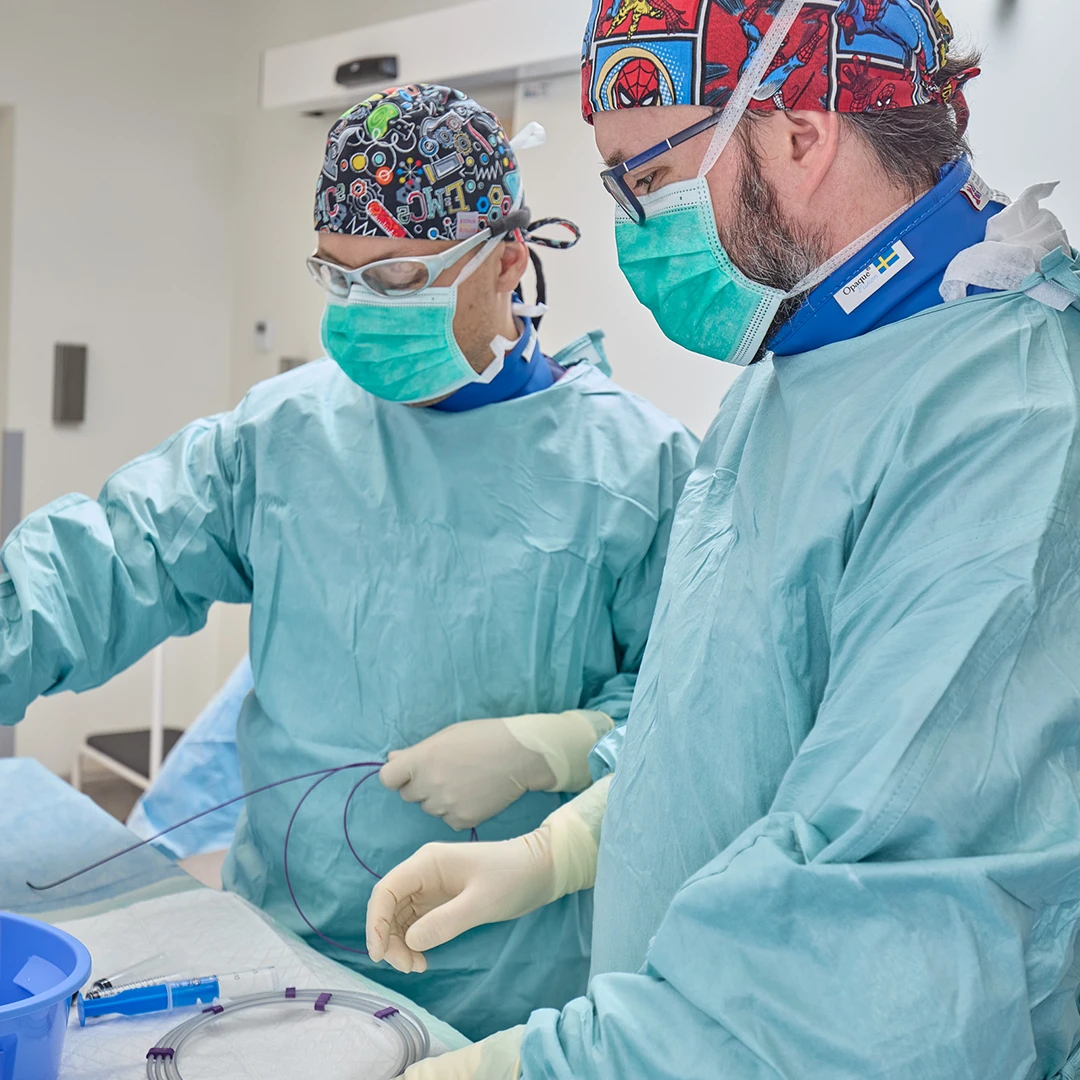 Lekarze Cezary Szary i Michał Zawadzki przeprowadzający embolizację malformacji żylnych w pracowni naczyniowej Kliniki Flebologii. Specjalistyczne zabiegi w leczeniu niewydolności żylnej i malformacji naczyniowych.