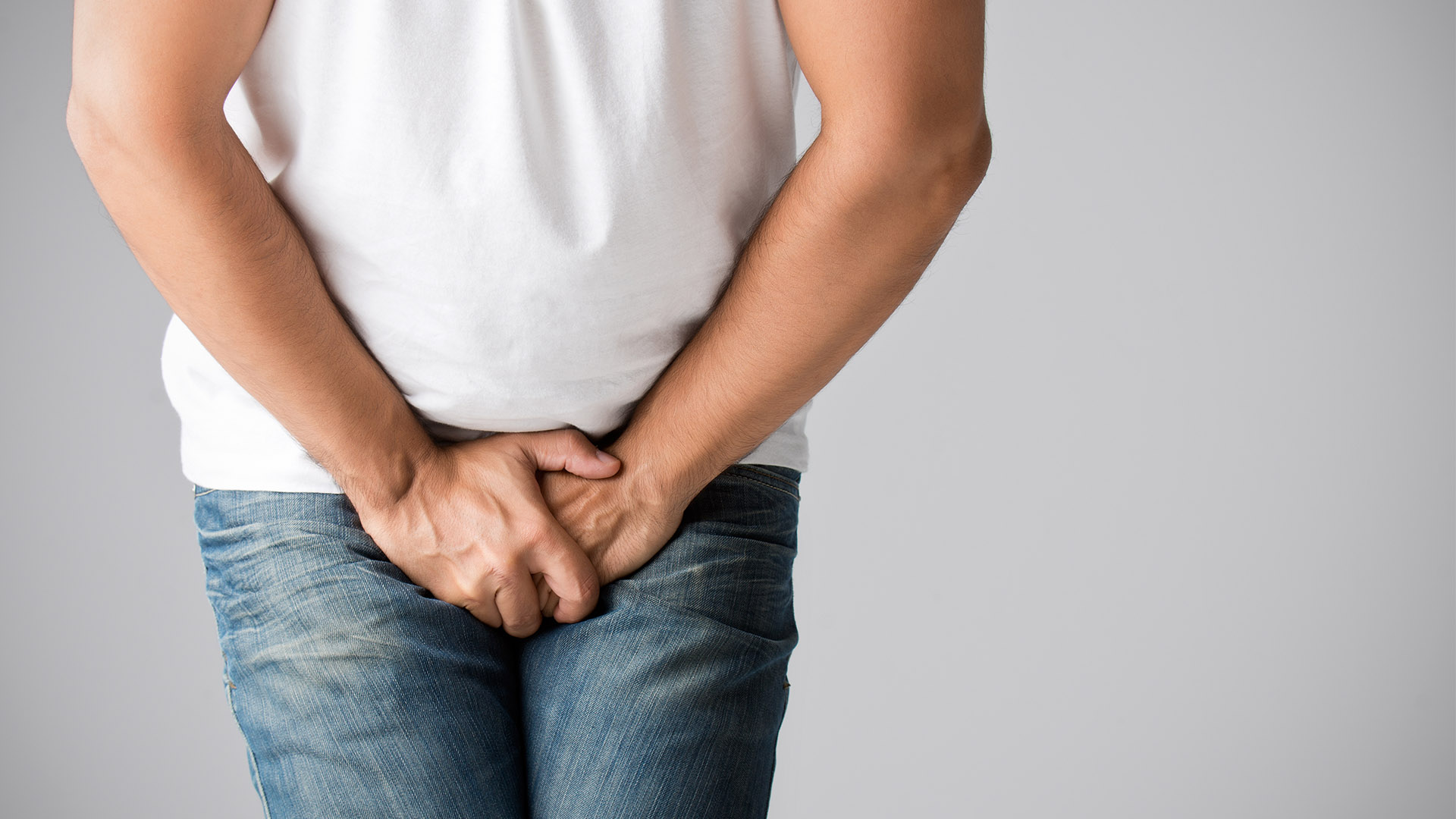 Mężczyzna z bólem worka mosznowego. Żylaki powrózka nasiennego.