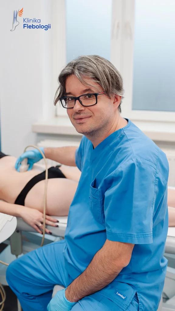 Dr Cezary Szary z Kliniki Flebologii wykonuje USG Doppler żył miednicy.