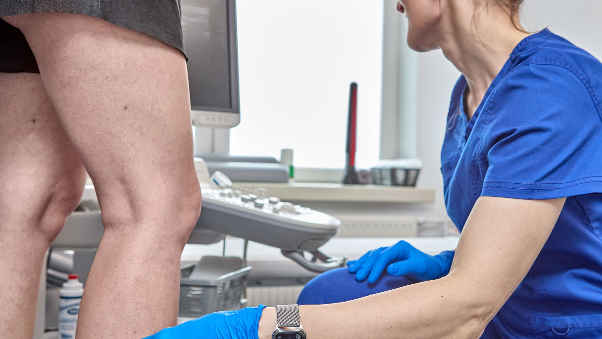 Badanie USG Doppler żył kończyn dolnych na stojąco w Klinice Flebologii.