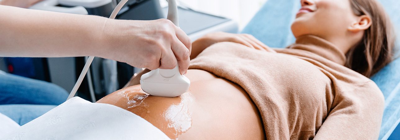 Pacjentka poddawana USG jamy brzusznej.