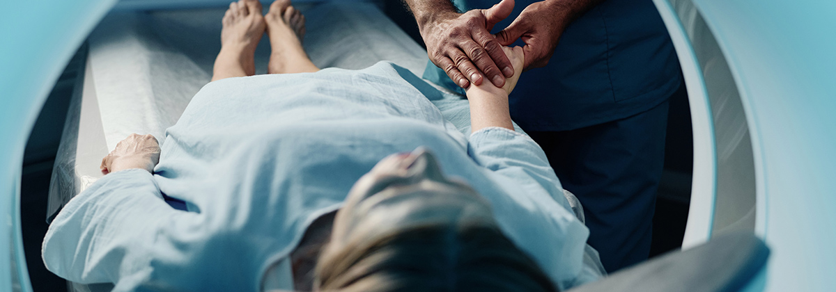 Pacjentka przygotowywana do badania MR.