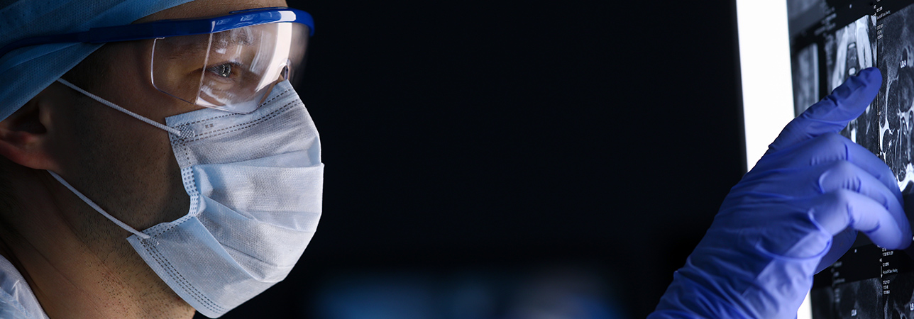 Konsultacja specjalistyczna. Radiolog przez zabiegiem. Obraz z rezonansu magnetycznego.