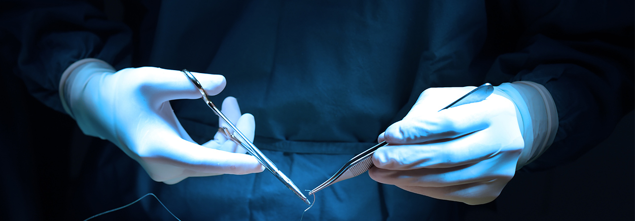 Miniflebektomia. Ręce chirurga przed zabiegiem usuwania żył.