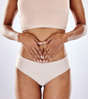 Kobieta z bólem podbrzusza cierpiąca na niewydolność żylną miednicy.