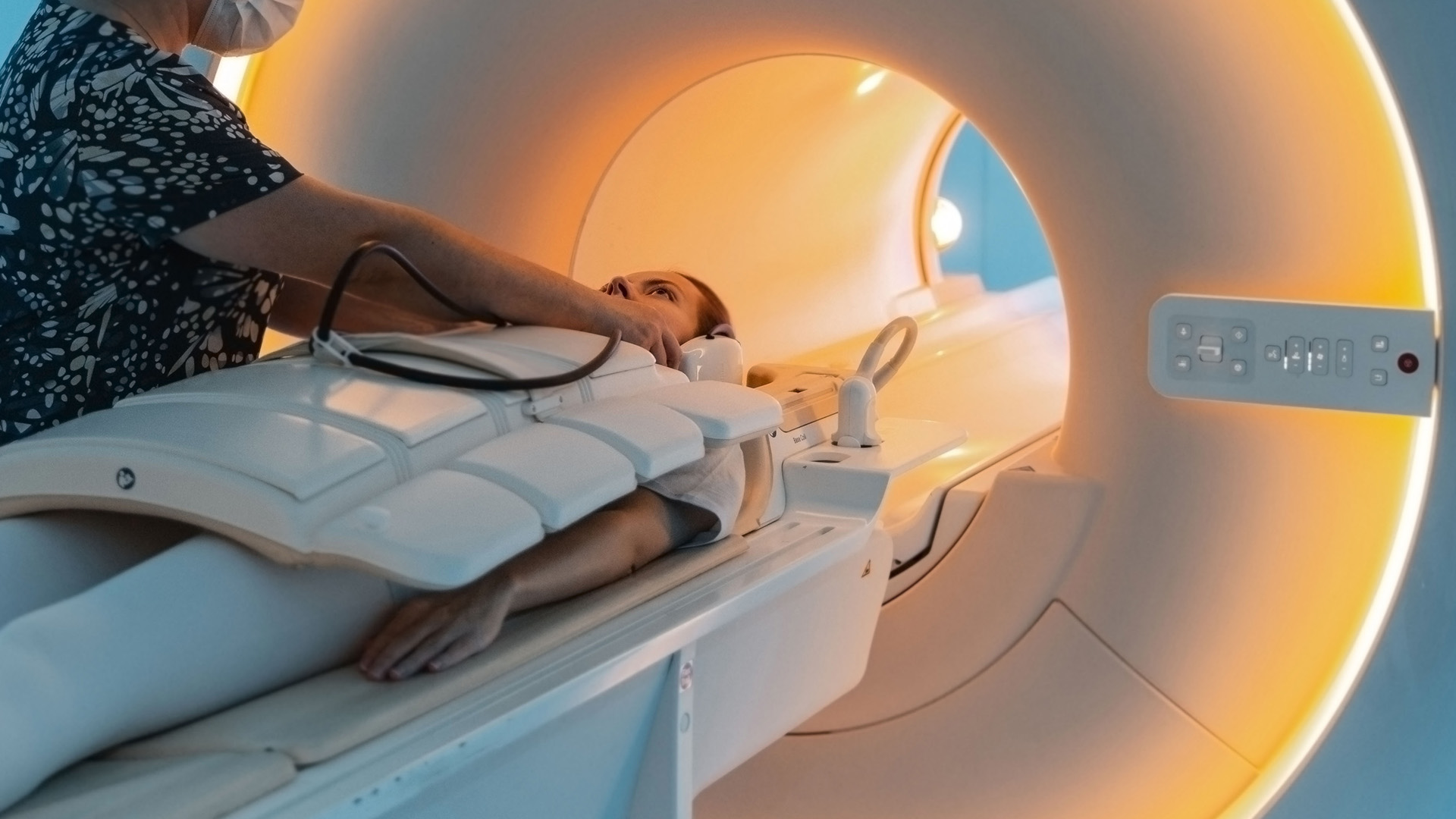 Kobieta przed badaniem wenografii MR. Aparat 3 Teslowy. Philips.