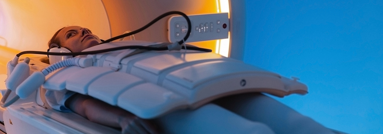 Pacjentka przygotowana do badania MR. Skaner 3 Teslowy. Philips.