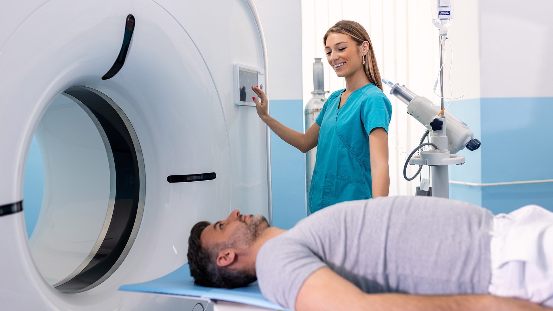 Pracownia tomografii komputerowej.