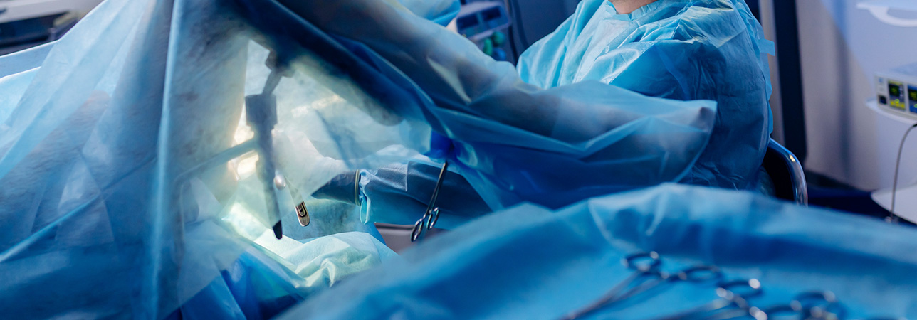 Zabieg u proktologa w pozycji litotomijnej.