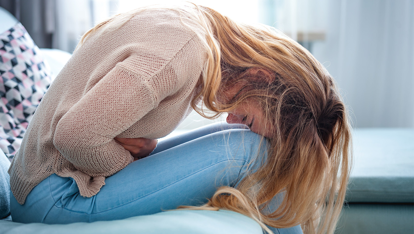 Młoda kobieta cierpiąca na ból podbrzusza w czasie miesiączki. Jeden z objawów Zespołu 5D.