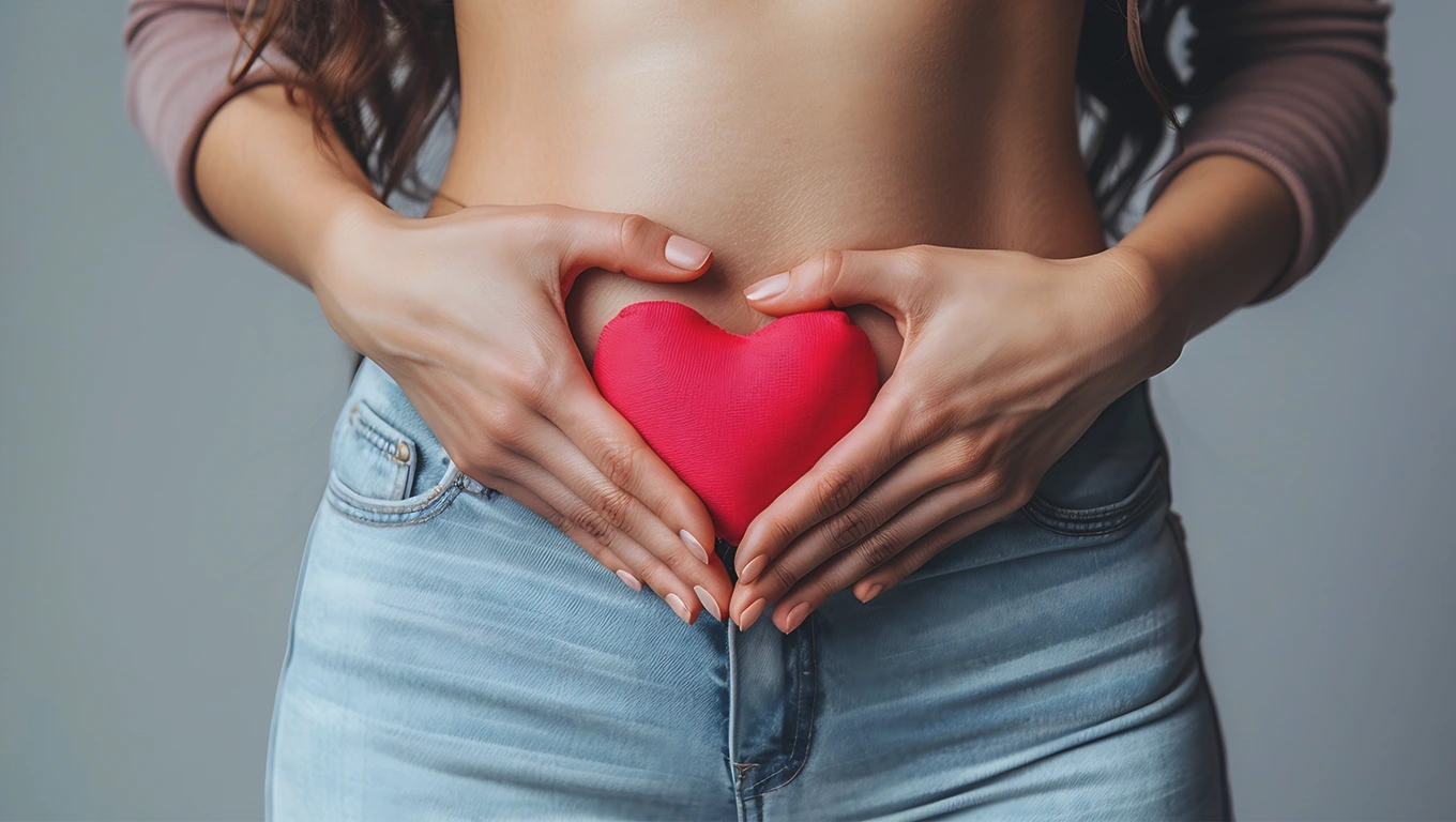 Kobieta trzymające serce symbolizujące żyłę miłości.